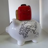 Pomme-Pidou spaarpot Piggies with a mission: Travel money
