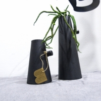 BOB Iron vase textured S black