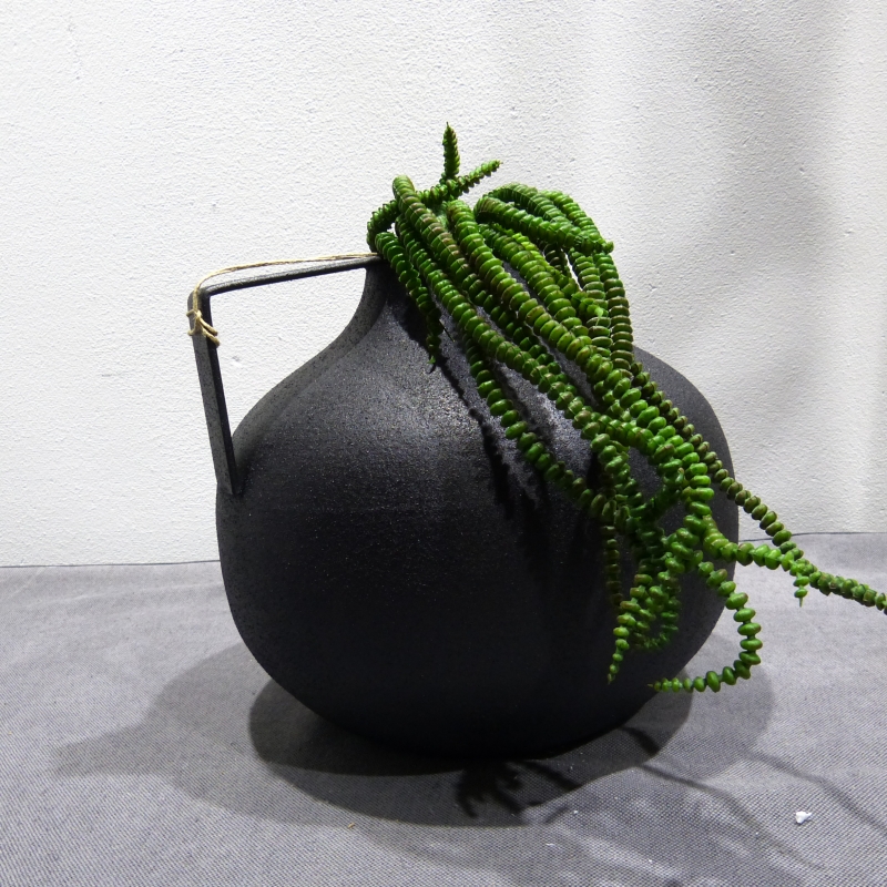 BOB iron Vase textured kruik black S