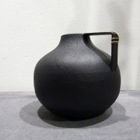 BOB iron Vase textured kruik black S