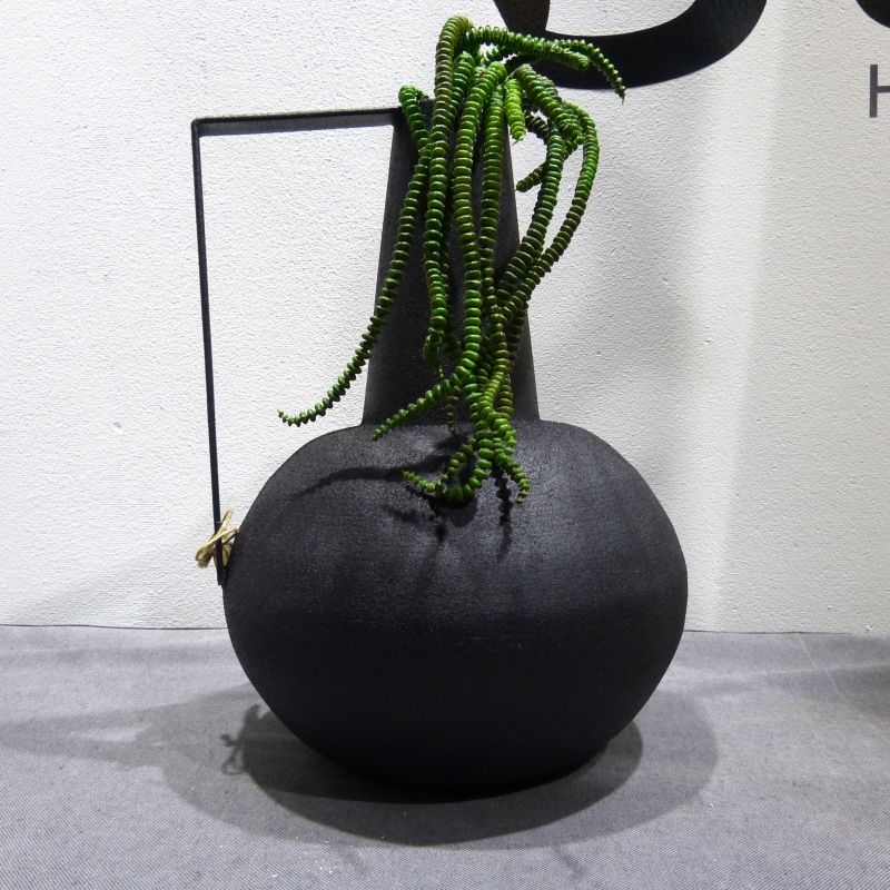 Bob iron vase textured kruik black L