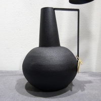 Bob iron vase textured kruik black L