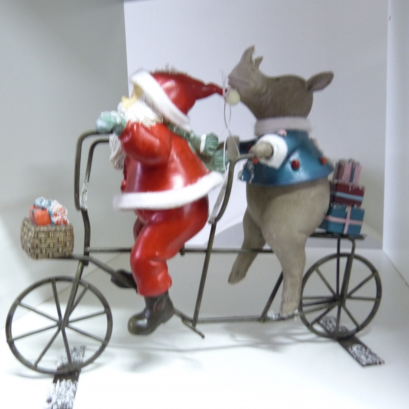 Kerstman met neushoorn op fiets