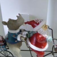 Kerstman met neushoorn op fiets